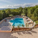 Maggie, Your Peaceful Istrian Getaway With Shared Pools Villa Koromačno