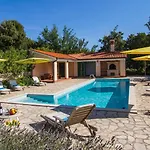 Maggie, Your Peaceful Istrian Getaway With Shared Pools Villa *