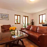 Maggie, Your Peaceful Istrian Getaway With Shared Pools Villa Koromačno