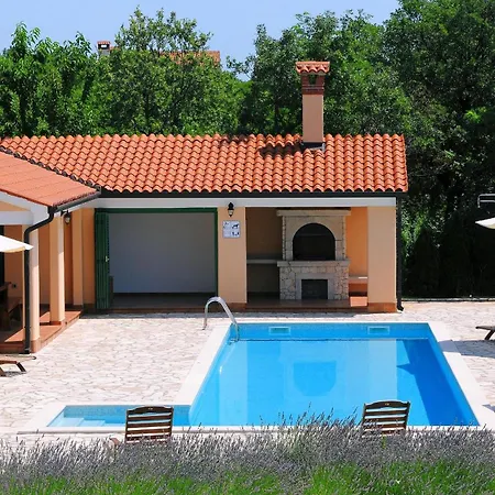 Maggie, Your Peaceful Istrian Getaway With Shared Pools * Koromačno