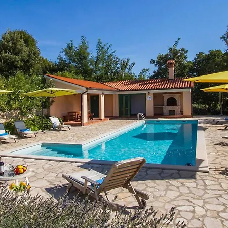 Maggie, Your Peaceful Istrian Getaway With Shared Pools 빌라 *