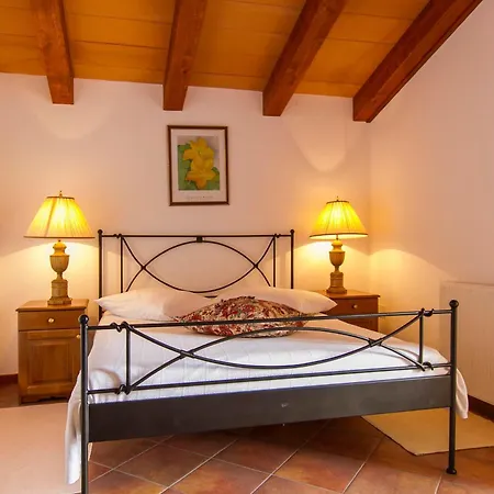 Maggie, Your Peaceful Istrian Getaway With Shared Pools Koromačno