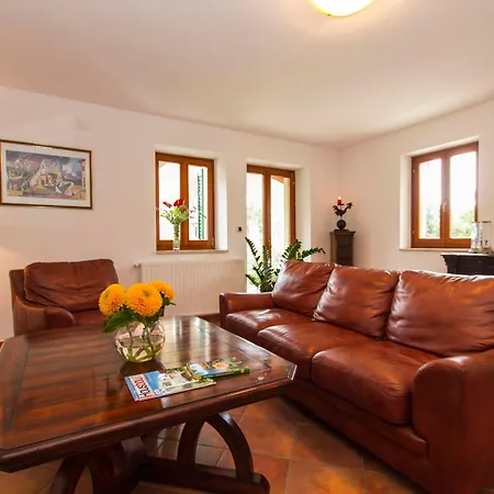 Maggie, Your Peaceful Istrian Getaway With Shared Pools Villa Koromačno