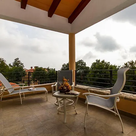 Maggie, Your Peaceful Istrian Getaway With Shared Pools Koromačno