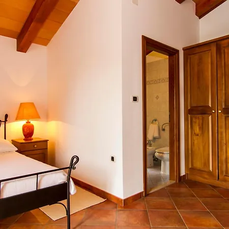 Maggie, Your Peaceful Istrian Getaway With Shared Pools Villa Koromačno
