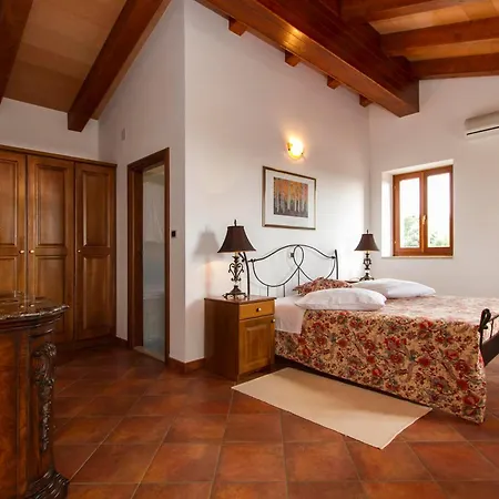 Villa Maggie, Your Peaceful Istrian Getaway With Shared Pools *