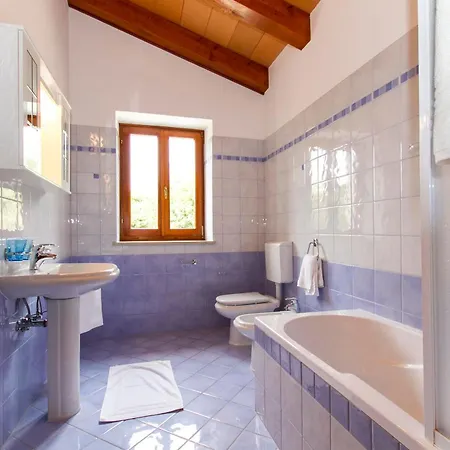 Maggie, Your Peaceful Istrian Getaway With Shared Pools * Koromačno