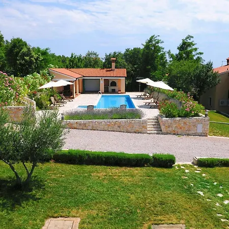 Villa Maggie, Your Peaceful Istrian Getaway With Shared Pools *