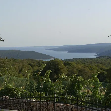 Maggie, Your Peaceful Istrian Getaway With Shared Pools Villa Koromačno