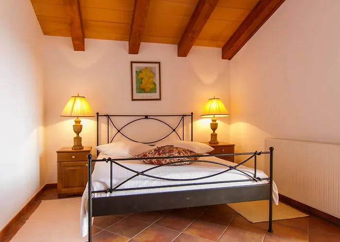 Maggie, Your Peaceful Istrian Getaway With Shared Pools Koromačno