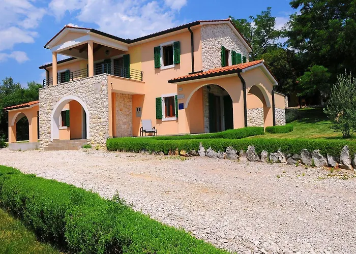 Maggie, Your Peaceful Istrian Getaway With Shared Pools Koromačno