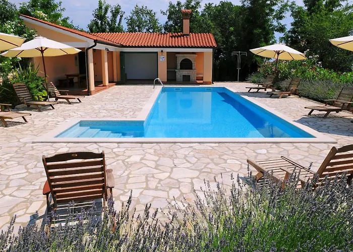 Maggie, Your Peaceful Istrian Getaway With Shared Pools ヴィラ