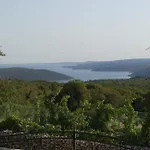 Maggie, Your Peaceful Istrian Getaway With Shared Pools Villa Koromačno