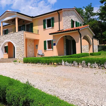 Maggie, Your Peaceful Istrian Getaway With Shared Pools Koromačno